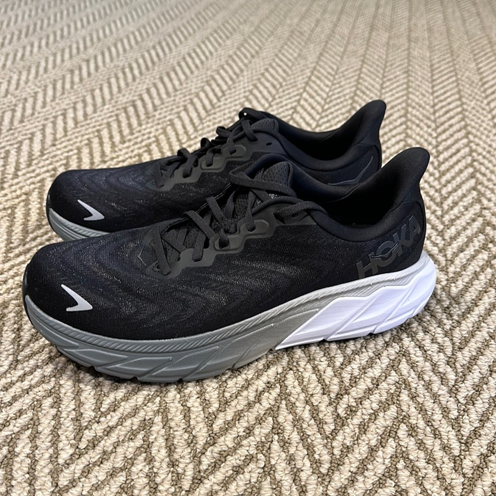 Almost new HOKA Arahi 6 WIDE running shoes